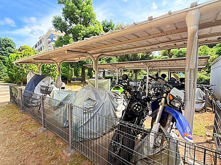 屋根付き駐輪場。