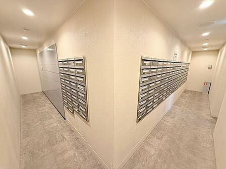 宅配ボックス完備。お仕事が忙しく不在が多い方も楽しみな荷物がスムーズに受け取れます。