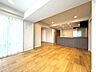リビング/ダイニング：自然光の入り方、時間帯による明るさの違いなど、体感して初めてわかる発見があります。