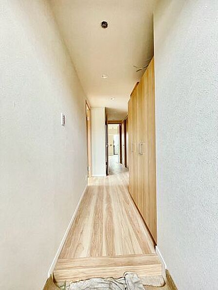 圧迫感のない玄関は、帰宅時の疲れを癒やしてくれる心地よい空間