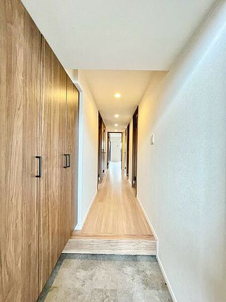 圧迫感のない玄関は、帰宅時の疲れを癒やしてくれる心地よい空間