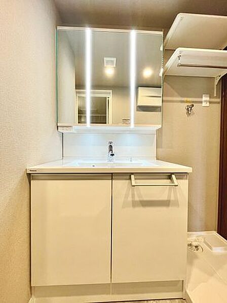 身だしなみチェックもしやすい3面鏡！