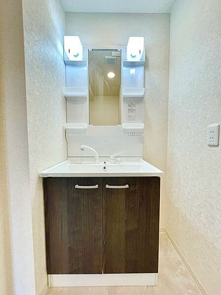 身だしなみチェックもしやすい3面鏡！