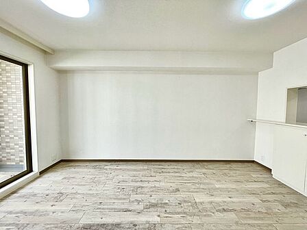 大きな窓から陽光が降り注ぎ明るいリビング