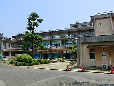 千草台東小学校まで1300m