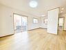 リビング/ダイニング：大きな窓から陽光が降り注ぎ明るいリビング
