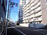 外観：前面道路含む現地外観