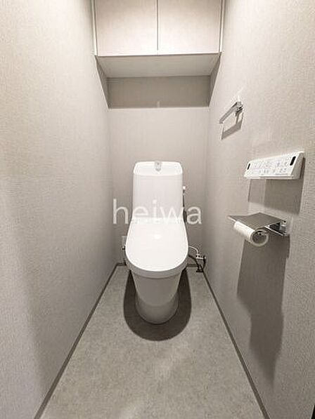 【トイレ】温水洗浄便座付です。トイレットペーパーや掃除用品を収納することができる棚付きです