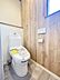 トイレ：窓付きで明るく換気良好。節水型トイレに交換済みです。