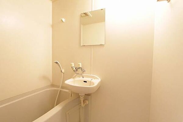 画像11:洗面はお風呂と同室。(写真は601号室のものです)