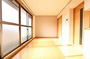 窓の多い開放的なお部屋です