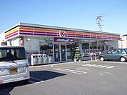 ファミリーマート港金船町店 56m