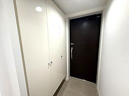 明るい玄関。収納もたっぷりあるのでご家族の分の靴もすっきり収まります。