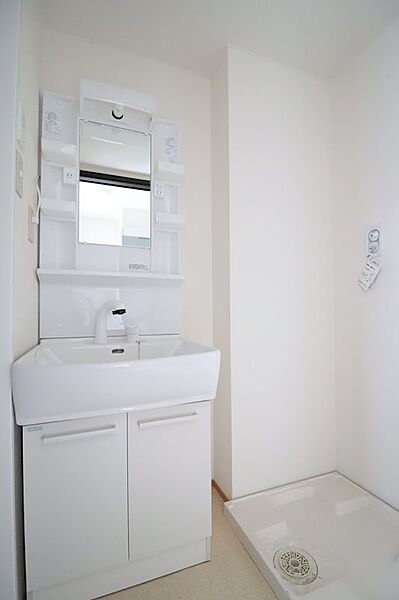 画像10:独立洗面化粧台と洗濯用防水パンがございます。