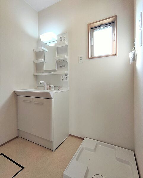 画像10:独立洗面化粧台の横には洗濯用防水パンがあります。