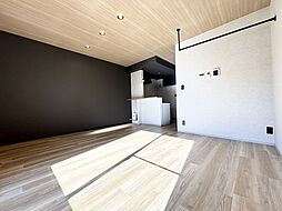 270ガレージ 4 2階1LDKのリビング/ダイニング