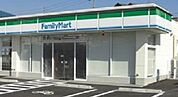 コンビニ「ファミリーマート亀山栄町店まで568ｍ」