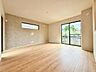 リビング/ダイニング：落ち着いた色調が癒やしの時間を演出。住まいの中心となるリビングの快適さを、現地でお確かめを。