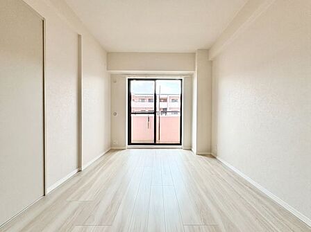 お子様の成長を優しく見守る、明るく居心地の良いプライベート空間です。