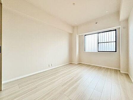 趣味の部屋やワークスペースとしても活躍する、落ち着きのある洋室です。