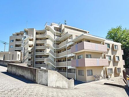 マンションの外観写真です、ぜひ現地にて、実際の広さや開放感をお確かめください。