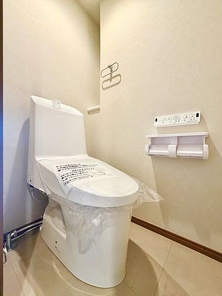 新規交換済みの温水洗浄便座付きトイレ。清潔感ある落ち着いた空間で、快適にお過ごしいただけます。