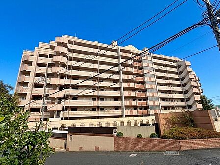 マンションの外観写真です、ぜひ現地にて、実際の広さや開放感をお確かめください。
