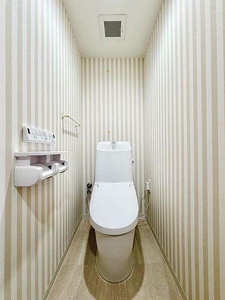 おしゃれな壁紙のトイレです、ぜひ現地にて、実際の広さや開放感をお確かめください。