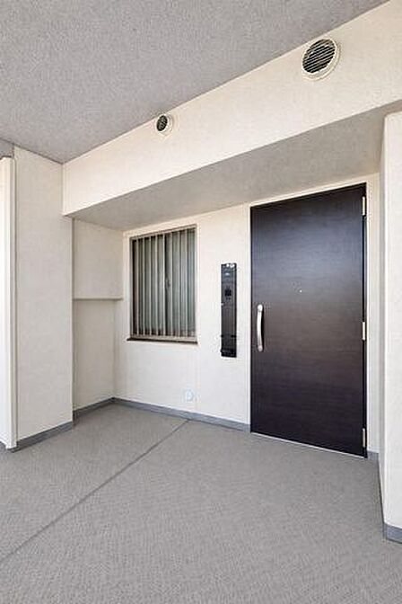 玄関（写真は家具等撤去後のイメージ画像です）、写真では伝わらない空間の広さを、現地でご体感ください