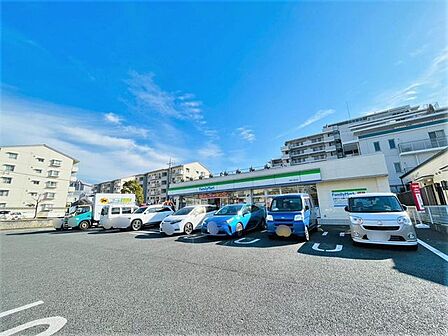 コンビニ ファミリーマート 印西小倉台店まで徒歩約7分(440m)