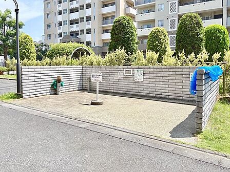 いつも綺麗に保たれている敷地内のゴミステーション。日々の暮らしの快適性を支える大切なポイントです。