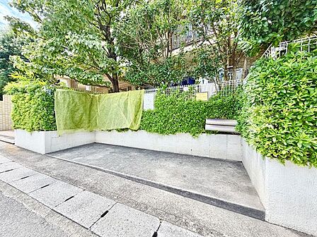 清潔に保たれたゴミ置き場。日々の暮らしを支える共用部だからこそ、綺麗さが安心に繋がります。