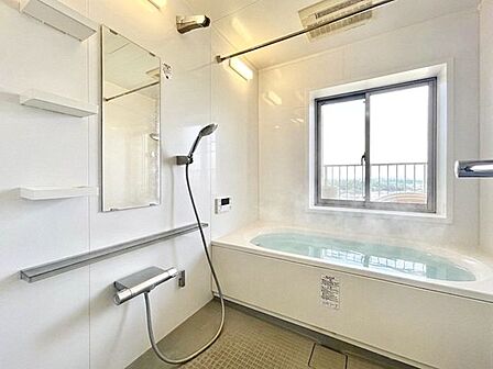 新規交換で清潔感あふれる浴室。足を伸ばしてゆったり浸かれる湯船で、一日の疲れを癒やせます（CG加工を入れております）
