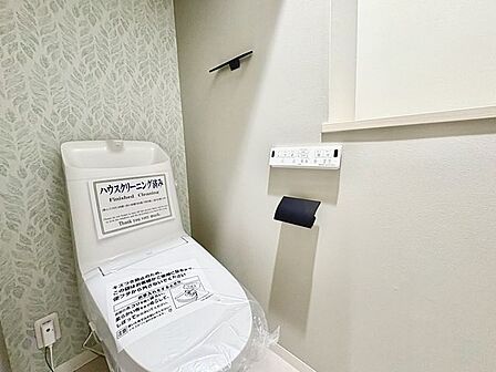 快適な温水洗浄便座付きのトイレ。新規交換済みでいつでも清潔にご使用いただけます。
