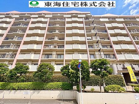 堂々たる佇まいが新生活への期待を高めます。緑豊かな環境で、穏やかな毎日がここから始まります。