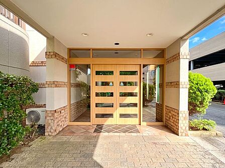 マンションの入り口です、住まう方を優しく迎え入れ、ゲストにも好印象を与えます。