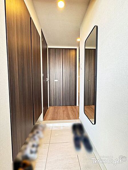 玄関も収納たっぷり!トールタイプのシューズボックスに加え、突き当りにはクローゼットがございます♪シューズボックス前には大きめの鏡が付いているので、お出かけ前の身だしなみチェックができます♪