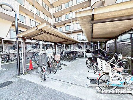 駐輪場は屋根付き♪雨の日でも出し入れがしやすく、自転車が雨ざらしになってしまうこともありません。※空き状況については、都度お問合せ下さい。