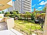 その他：【専用庭】約8.6坪の広々としたお庭です！周りに陽を遮る建物が無いため陽当たりや通風が良好です！水洗も付いておりますのでガーデニングを楽しんだり、お子様とプール遊びなどもできます♪