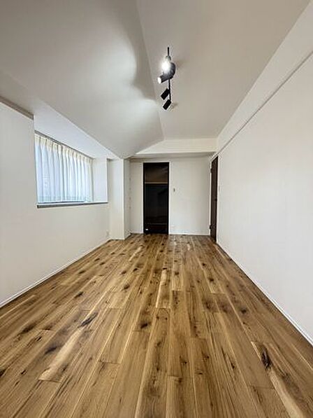 木の温もりを感じるフローリングと落ち着いた内装の洋室!二面採光で風通しも良く、寝室や書斎としてご家族のライフスタイルに合わせた快適な部屋づくりが楽しめます!