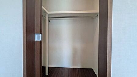 洋室には収納扉があり、荷物を整理しやすい住空間。窓から光も入り、家具を置く場所を工夫しながら、家族それぞれの快適な時間を楽しめます♪