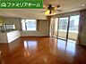 リビング/ダイニング：ハイサッシの明るいLDK、約21.6帖（床暖房付き）