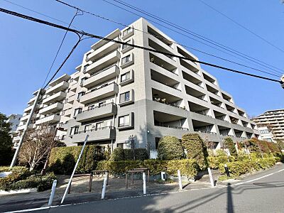 外観：凛とした外観は時の移り変わりの中で様々な表情を見せてくれます