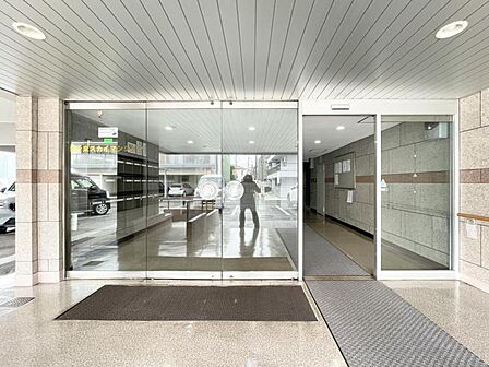 【エントランス】品格を感じさせる共用部の入口部分。