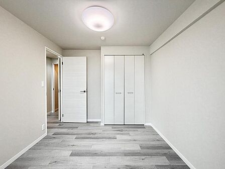 【洋室:5.3帖】 使い方に柔軟性があり、個室としても趣味の部屋としても利用可能です。