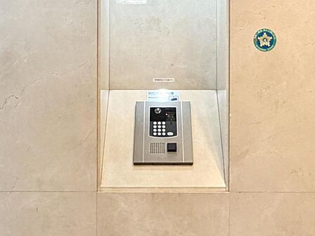 【エントランス】清潔感のある明るいエントランスが、毎日の帰宅を心地よく迎えてくれます。