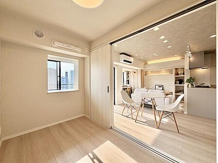 【洋室:3.9帖】シンプルで落ち着いた洋室は、夫婦の寝室に最適。一日の終わりに、ほっとひと息つけるプライベート空間です。