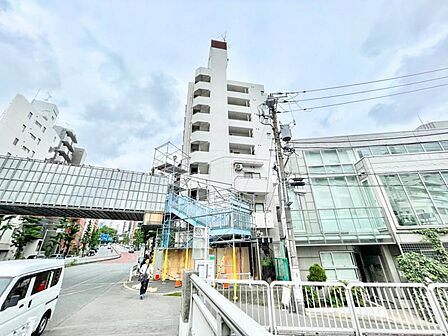 【外観】　都心に佇むスマートな外観。洗練された街並みに、静かに映える存在感です。