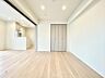 室内：【洋室：5.8帖】　リビングから見守りのしやすい洋室はお子さまの遊び部屋にも適しています。元気に遊ぶお子さまと一緒に寛げる間取りです