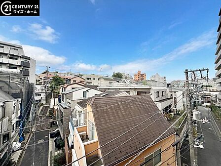 【眺望】 解放感あふれる都心の眺望と、閑静な住宅街の静けさが調和する贅沢な景色。